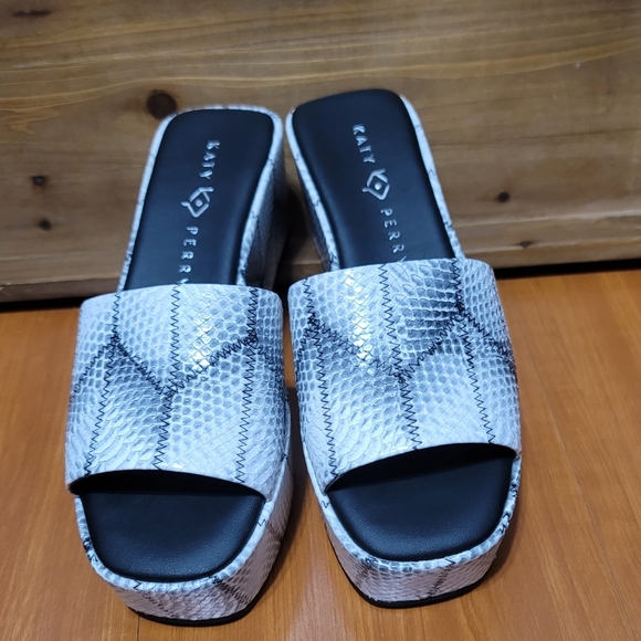 Katy Perry The Busy Bee Block Heel Sandals Sz 8.5 - Picture 2 of 9